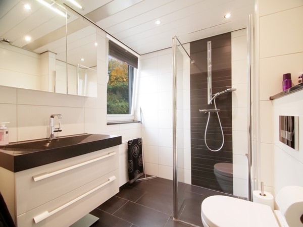 Foto - Te koop: Vrijstaande woning uit 1990 in Vaals met hoogwaardige afwerking, voldoende ruimten, garage en tuin op een ruim perceel